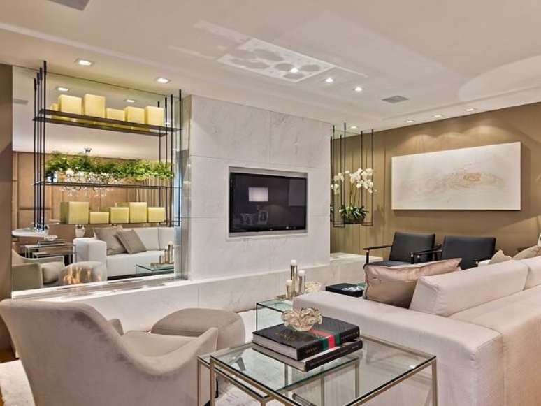 42. Poltronas para sala de tv com descanso para p&eacute;s em tecido aveludado neutro. Fonte: Pinterest