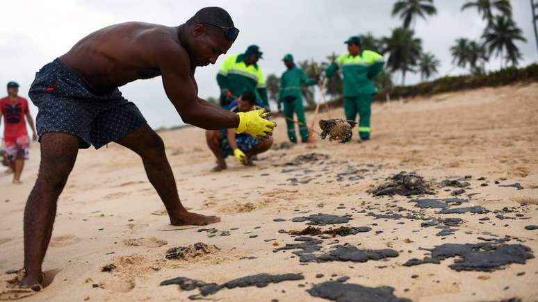 O óleo chegou a várias praias da Bahia, como as do município de Camaçari, a 41 quilômetros de Salvador