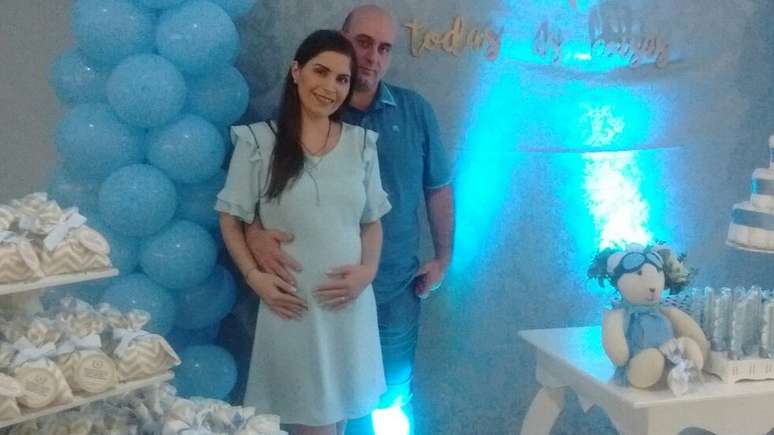 Michelle e o marido, durante o chá de bebê do filho; convidados 'estranhavam a minha aparência, porque eu estava muito mal', conta