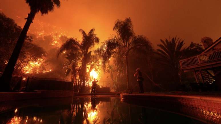 A proteção de bombeiros privados começou a ser oferecida por seguradoras há pouco mais de uma década, tanto na Califórnia quanto em outros Estados americanos que costumam enfrentar incêndios florestais