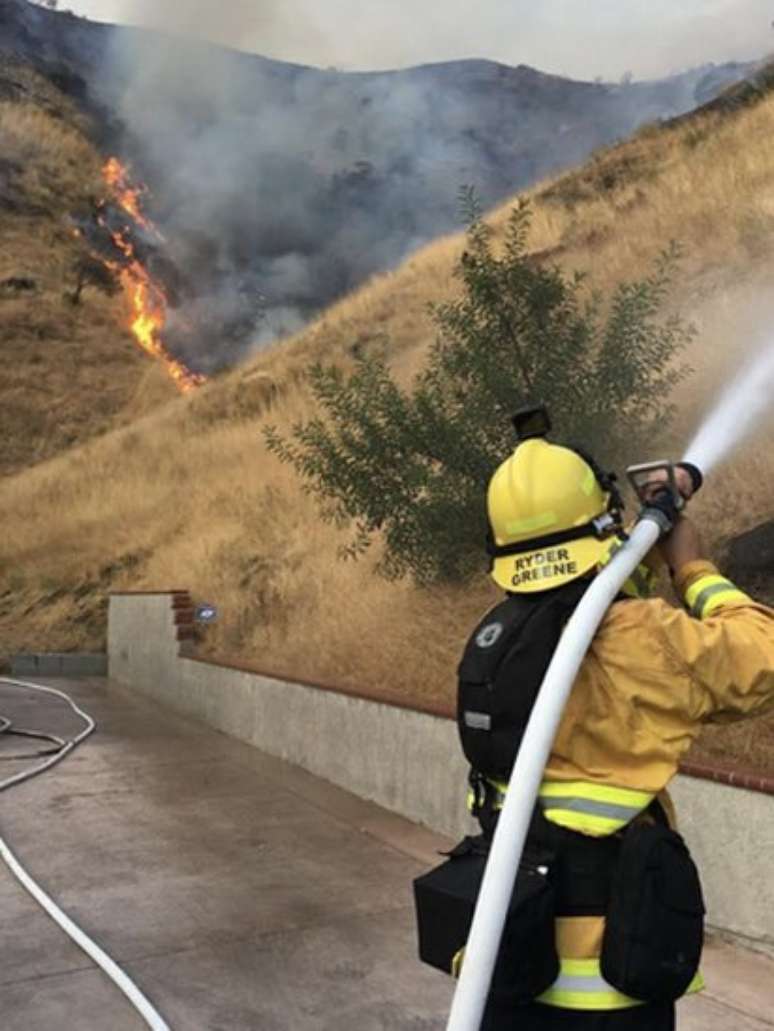 As propriedades são monitoradas para observar o avanço dos focos de incêndio. Caso o fogo chegue ao local, os bombeiros particulares podem combater as chamas, já que contam com seus próprios caminhões de água