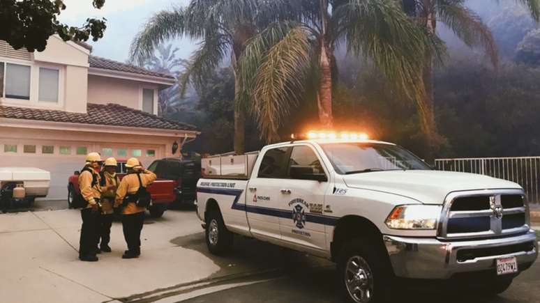 Os bombeiros privados não esperam o fogo chegar à propriedade. Antes disso, eles visitam as residências localizadas próximas a focos de incêndio, avaliam os riscos e adotam medidas preventivas