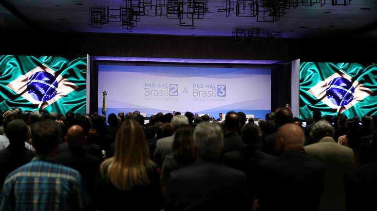 O Brasil realiza o megaleil&atilde;o do pr&eacute;-sal. Governo espera arrecadar mais de R$ 100 bilh&otilde;es, o maior valor j&aacute; obtido em licita&ccedil;&otilde;es de petr&oacute;leo