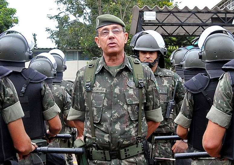 O general Jesus Corrêa em revista a tropas do Exército em foto de 2011