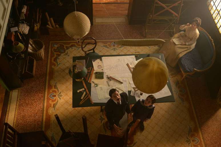 "Santos Dumont era&nbsp;essa&nbsp;figura enigm&aacute;tica, genial, muitas vezes introvertida e&nbsp;com dificuldades de lidar&nbsp;com seus sentimentos, mas, ao mesmo tempo, ele era muito focado, algu&eacute;m&nbsp;que realmente queria&nbsp;encarar o imposs&iacute;vel, pois&nbsp;tinha certeza que em algum momento&nbsp;chegaria l&aacute;", diz o diretor Estev&atilde;o Ciavatta