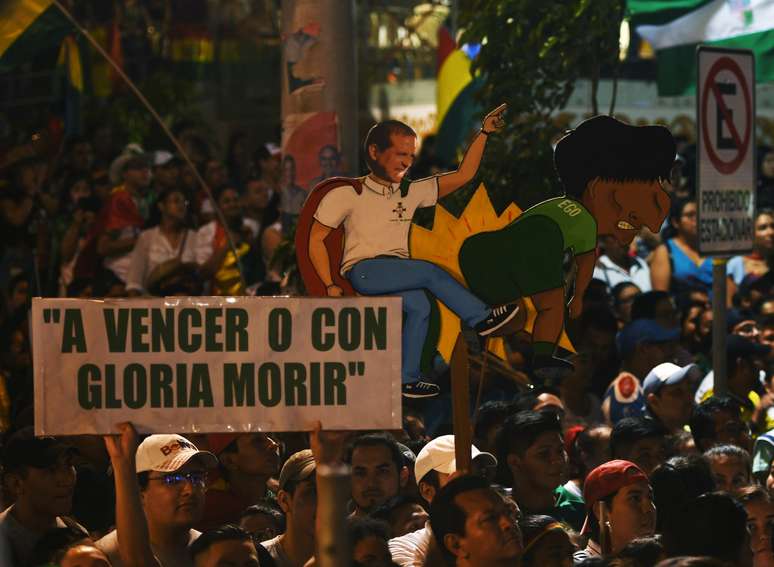 Manifestantes erguem cartaz representando Luis Fernando Camacho e Evo Morales durante protesto em Santa Cruz, na Bol&iacute;via
04/11/2019
REUTERS/Rodrigo Urzagasti