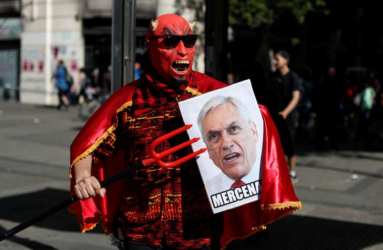 Manifestante protesta contra presidente do Chile, Sebasti&aacute;n Pi&ntilde;era
29/10/2019
REUTERS/Jorge Silva