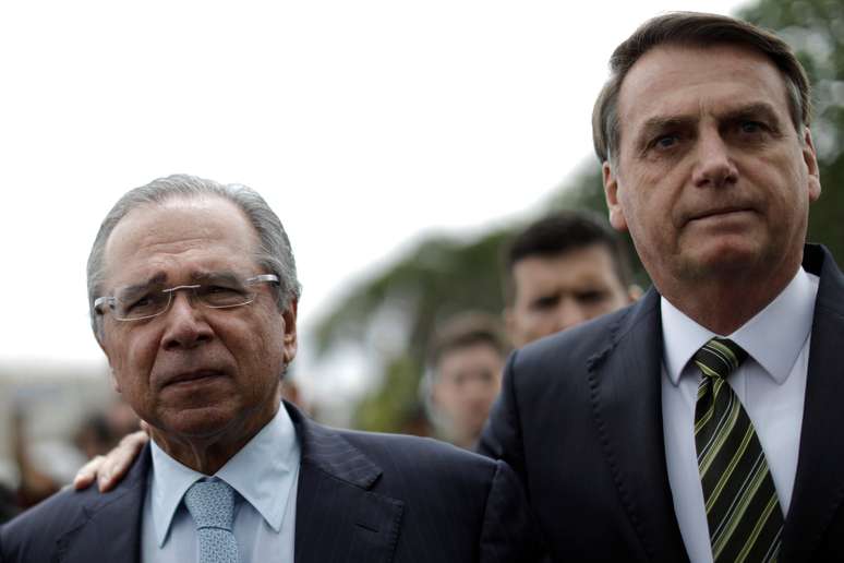 O presidente Jair Bolsonaro e o ministro da Economia, Paulo Guedes, se dirigem ao Ccongresso para apresentar seu pacote econômico
05/11/2019
REUTERS/Ueslei Marcelino 