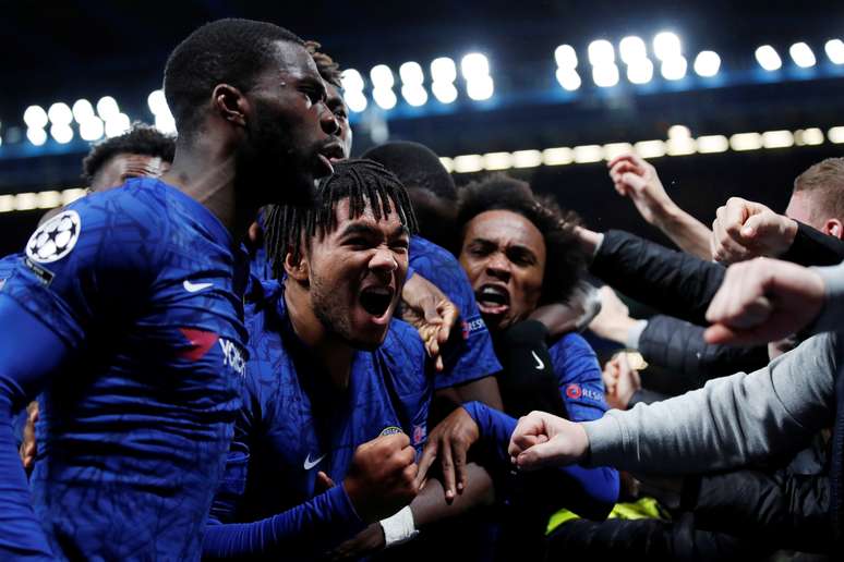 Jogadores do Chelsea comemoram quarto gol conra o Ajax em Londres
05/11/2019
REUTERS/David Klein