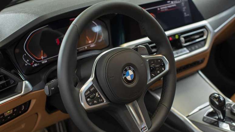 O interior tem quadro de instrumentos digital e acabamento Cognac.