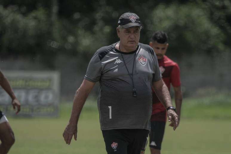 Geninho se diz insatisfeito com o desempenho da equipe (Foto: Letícia Martins/ECV)