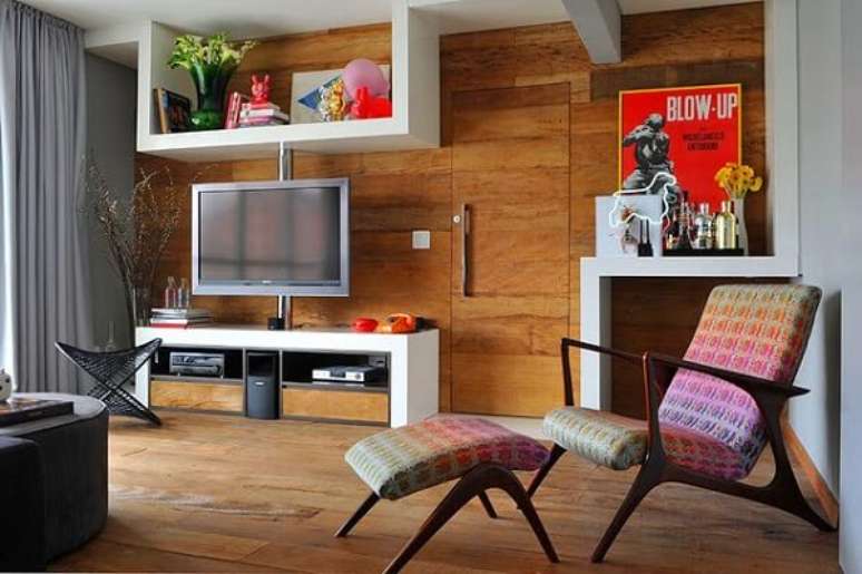 37. Poltronas para sala de tv com design criativa e descanso para pés. Fonte: Papo de Casada