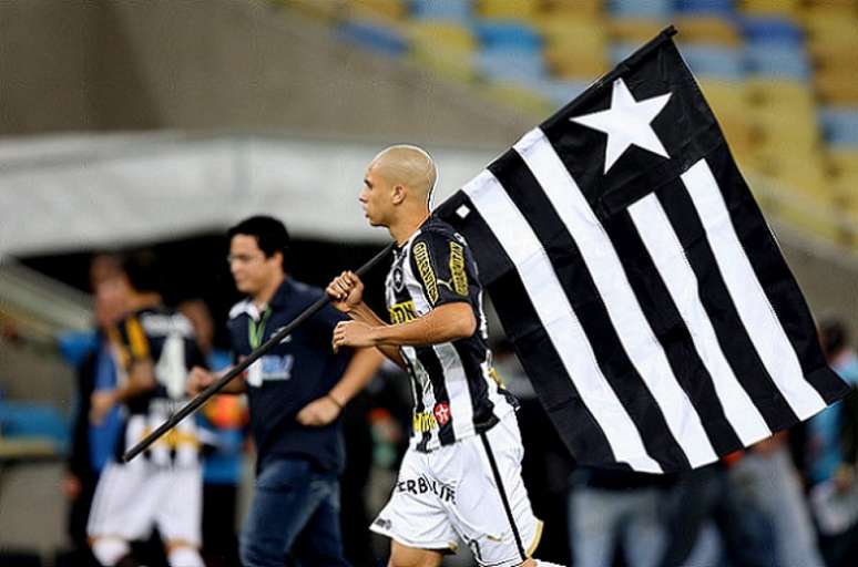 Dória carregando a bandeira do Botafogo, em 2013 (Foto: Satiro Sodre/SS Press)