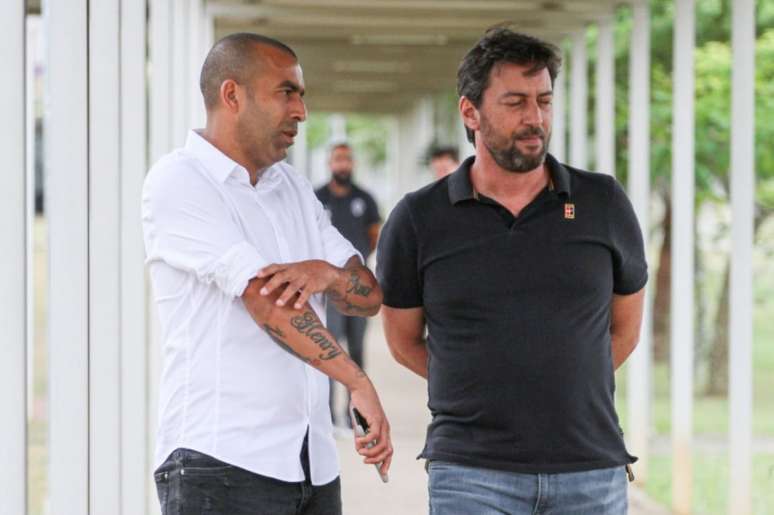 Emerson Sheik deu entrevista coletiva ao lado de Duílio Monteiro Alves, diretor de futebol do Corinthians (Foto: Peter Leone/O Fotográfico/Lancepress!)