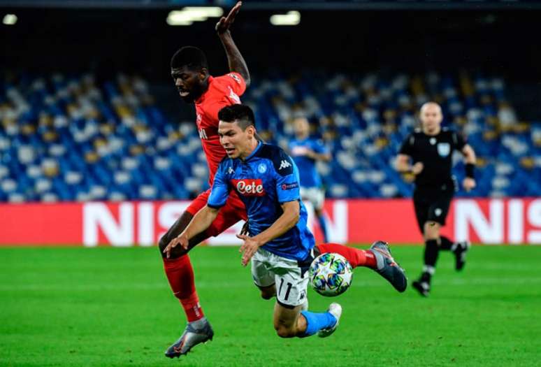 Lozano cai, mas se recupera para empatar duelo para o Napoli, no San Paolo (Foto: ALBERTO PIZZOLI / AFP)