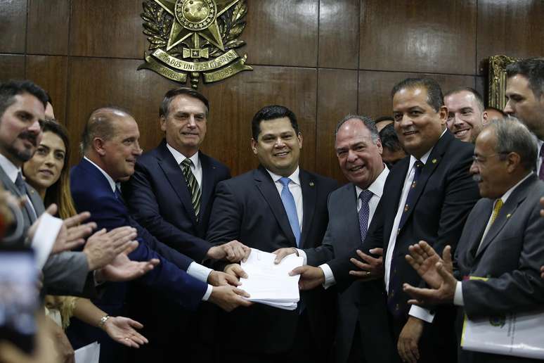 O presidente da República, Jair Bolsonaro, entrega ao presidente do Senado, Davi Alcolumbre (DEM-AP), a primeira parte de novo pacote de reformas, no Congresso Nacional, em Brasília, nesta terça-feira, 5 de novembro de 2019