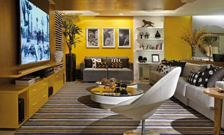 35. Poltronas para sala de tv girat&oacute;ria em tom branco. Fonte: Pinterest