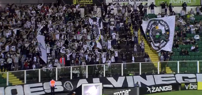 Torcida do Figueira compareceu no Moisés Lucarelli (Foto: Reprodução/TV)