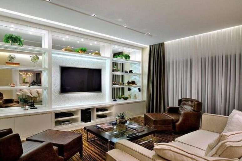 58. Poltronas para sala de tv feitos em couro trazem sofisticação ao ambiente. Fonte: Pinterest