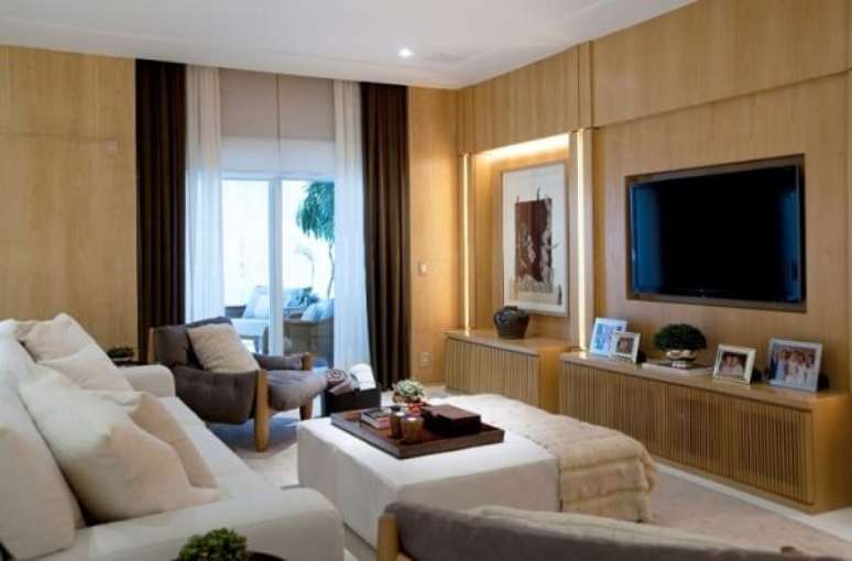 59. Poltronas para sala de tv com tecido cinza e acabamento em capiton&ecirc;. Fonte: Diana e Katia Brooks