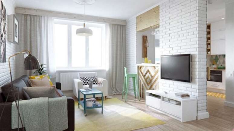 60. Poltronas para sala de tv em tom branco se harmonizam facilmente com diversos estilos de decoração. Fonte: Decorati