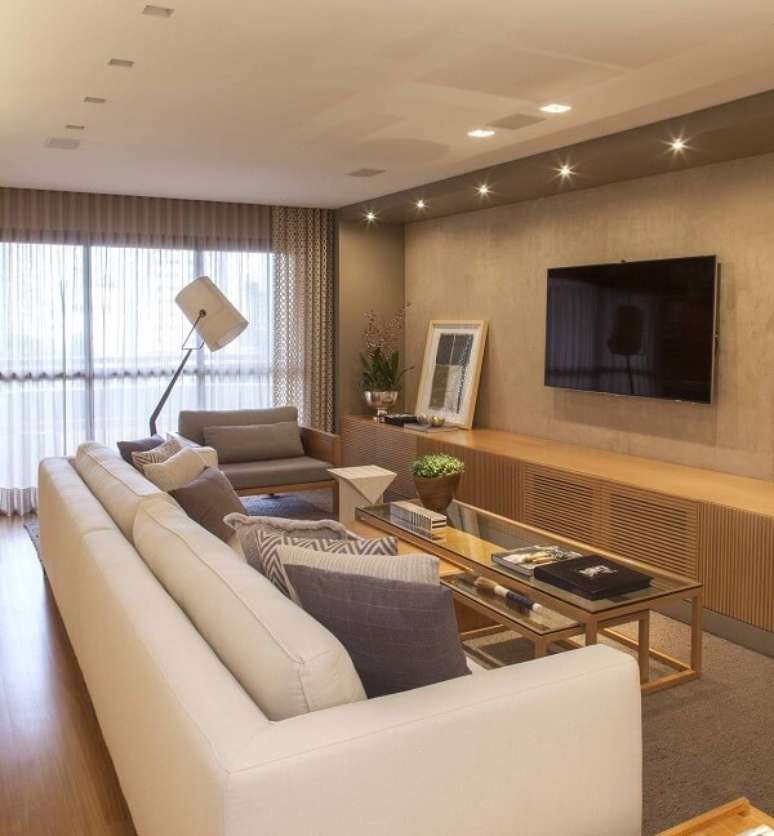 17. Poltronas para sala de tv e balc&atilde;o de madeira. Projeto por Tr&egrave;s Arquitetura