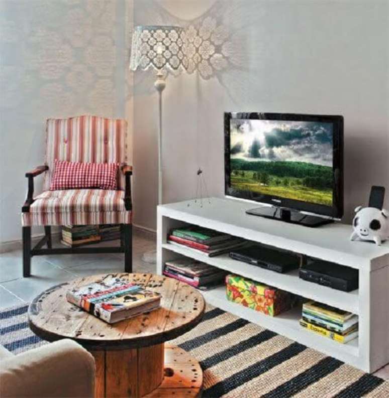 18. Poltronas para sala de tv com design vintage complementa a decora&ccedil;&atilde;o. Fonte: Pinterest
