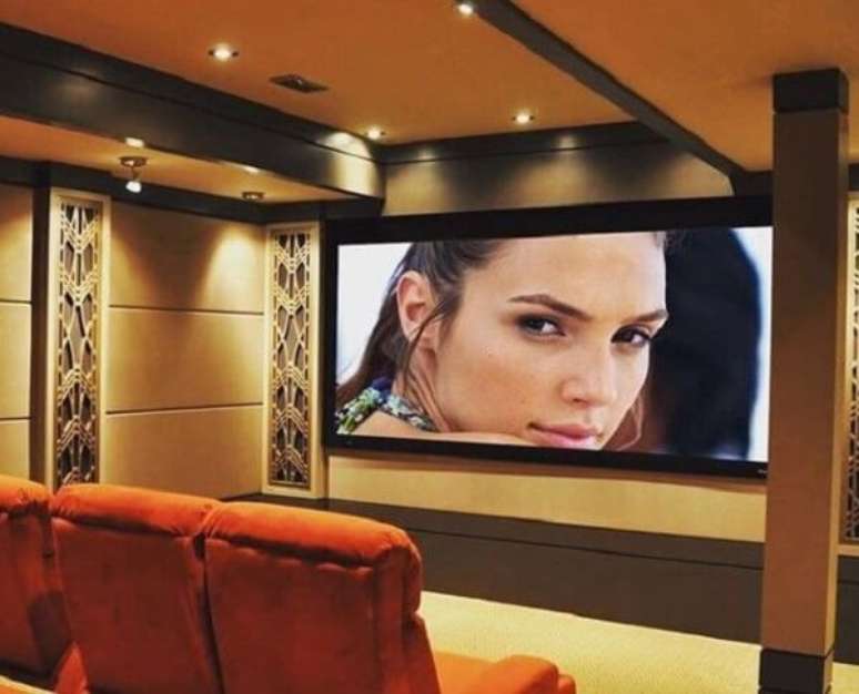 29. Poltronas para sala de tv em tom laranja. Fonte: Revista Viva Decora