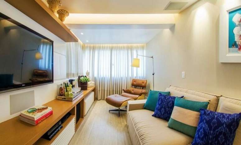 62. Poltronas para sala de tv trazem sofistica&ccedil;&atilde;o ao ambiente. Fonte: Casa Casada