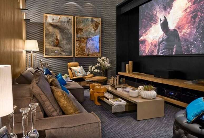 64. Poltronas para sala de tv com descanso para os p&eacute;s trazem conforto aos ocupantes do ambiente. Fonte: Lider Interiores