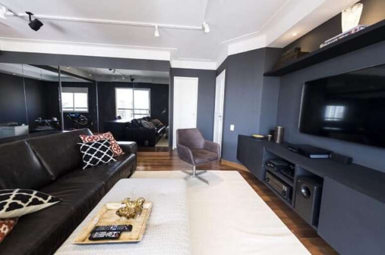 67. Poltronas para sala de tv com tecido aveludado trazem conforto aos ocupantes do m&oacute;vel. Projeto por Carla Cuono