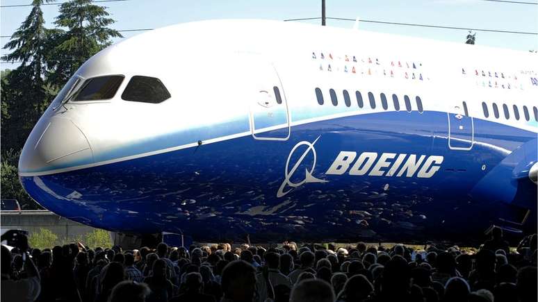 O Dreamliner da Boeing fez seu primeiro voo em 2009 e mais de 800 estão em serviço com companhias aéreas de todo o mundo