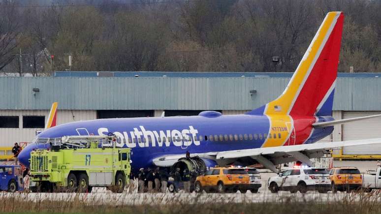 Uma janela explodiu nesta aeronave da Southwest Airlines após ser atingida por detritos de um motor danificado, causando perda de pressão da cabine