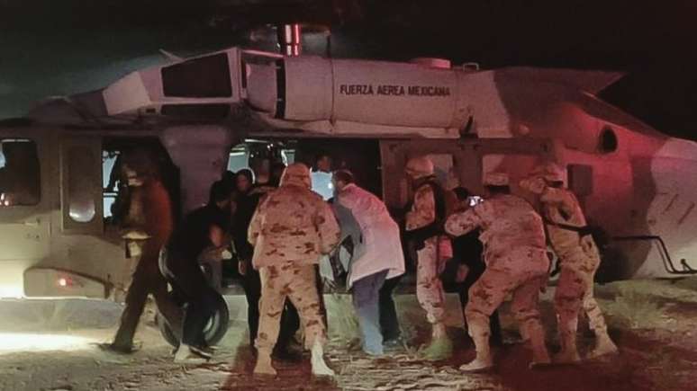 Crianças feridas foram transportadas em helicóptero militar para serem tratadas nos Estados Unidos