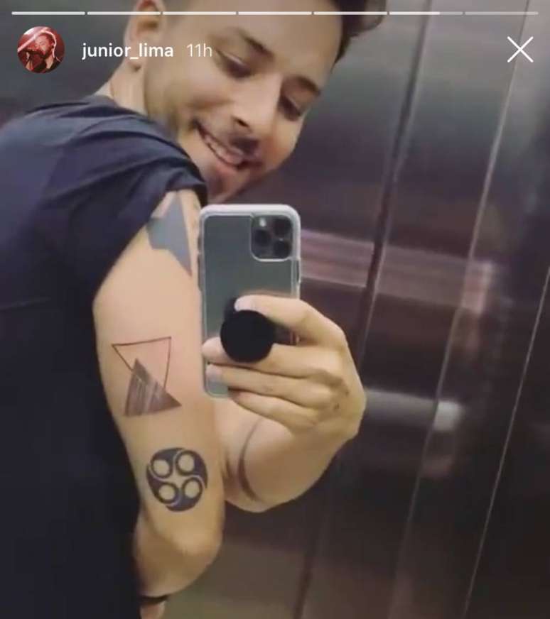 Junior Lima tatuou logo da turnê 'Nossa História', realizada este ano com a irmã Sandy.