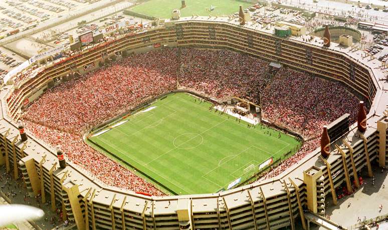 Estádio Monumental de Lima, em 2004