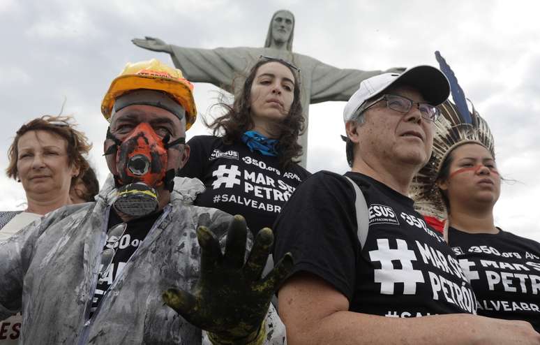 Ativistas do clima protestam contra leilão do pré-sal em frente ao Cristo Redentor
05/11/2019
REUTERS/Ricardo Moraes