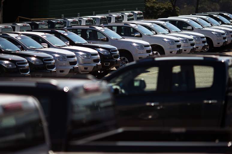 Veículos novos em pátio da fábrica da General Motors em São José dos Campos (SP) 
30/07/2014
REUTERS/Roosevelt Cassio