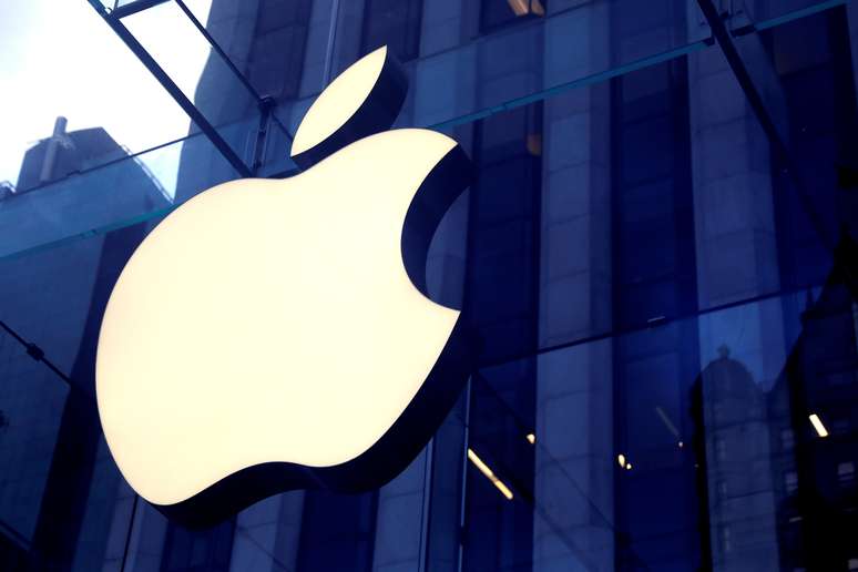 Logotipo da Apple, na frente de loja da companhia, em Nova York. 16/10/2019. REUTERS/Mike Segar
