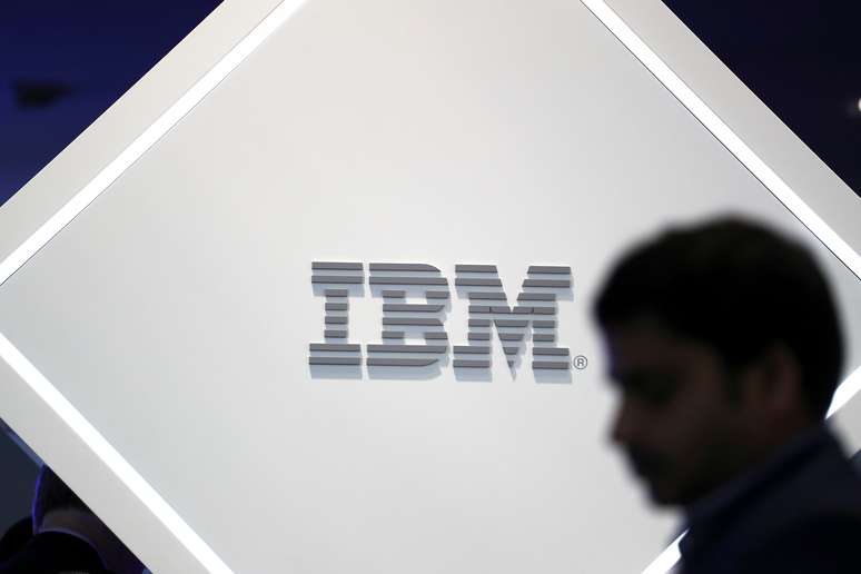 Homem aparece na frente de logotipo da IBM durante o Mobile World Congress, em Barcelona. 25/2/2019. REUTERS/Sergio Perez