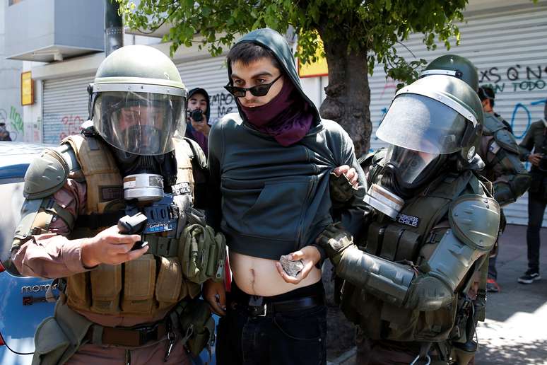 Polícia detém manifestante durante protesto contra o governo do Chile em Valparaíso
06/11/2019
REUTERS/Rodrigo Garrido