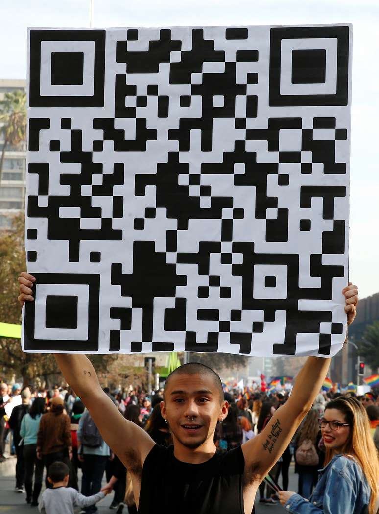 Manifestante no Chile exibe cartaz com c&oacute;digo QR
REUTERS/Rodrigo Garrido