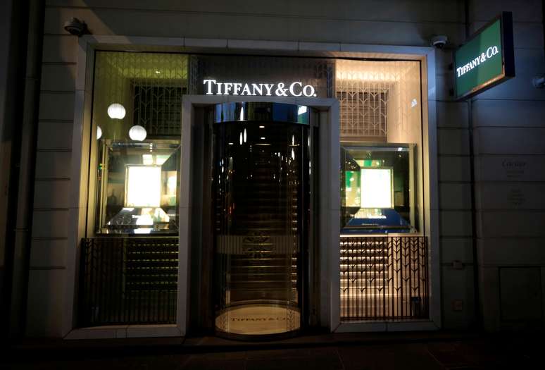 Logo da Tiffany & Co em loja da rede de joalherias em Nice, na França
27/10/2019 REUTERS/Eric Gaillard