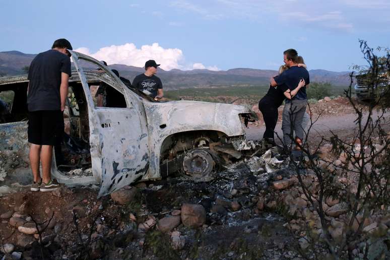 Parentes observam um carro queimado onde alguns familiares foram mortos em Bavispe
05/11/2019
REUTERS/Jose Luis Gonzalez