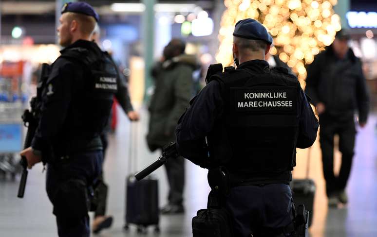 Policiais holandeses patrulham aeroporto de Schiphol após incidente suspeito
06/11/2019
REUTERS/Piroschka van de Wouw