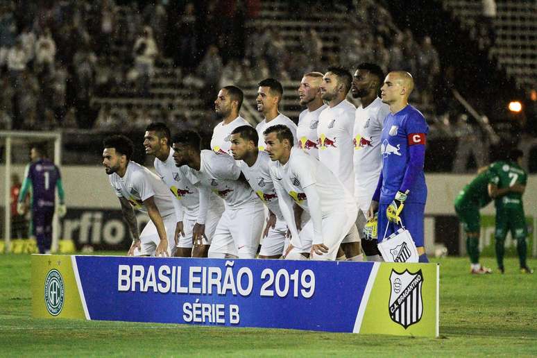 Time do Bragantino durante a partida contra o Guarani, pela Série B do Campeonato Brasileiro 2019, no Estádio Nabi Abi Chedid, em Bragança Paulista (SP), nesta terça-feira (05)