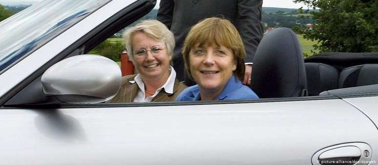 Angela Merkel em visita à montadora Porsche, em 2004, ainda antes de se tornar chanceler federal da Alemanha