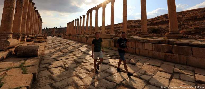 Situada cerca de 40 quilômetros ao norte de Amã, Jerash atrai turistas de todo o mundo