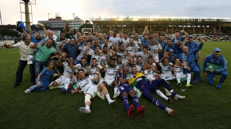 Palmeiras comemora o título brasileiro na última ida a São Januário (Foto: Cesar Greco)