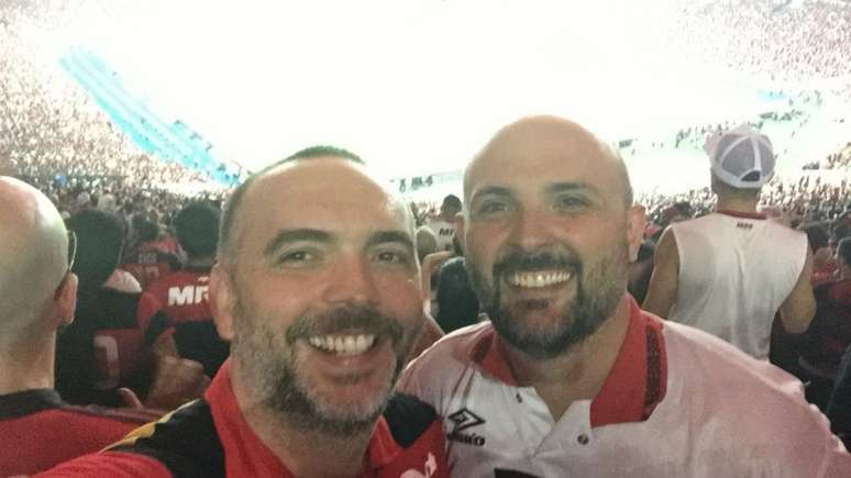 Arthur Nunes, à esquerda, e o irmão David no Maracanã: torcedores irão à Lima, no Peru (Foto: Arquivo Pessoal)